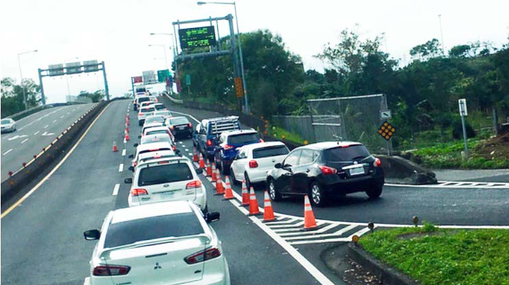 長假返家塞路上 高速公路宛如停車場