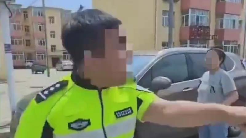 内蒙公安开私车带女子上街查车 态度嚣张(视频)